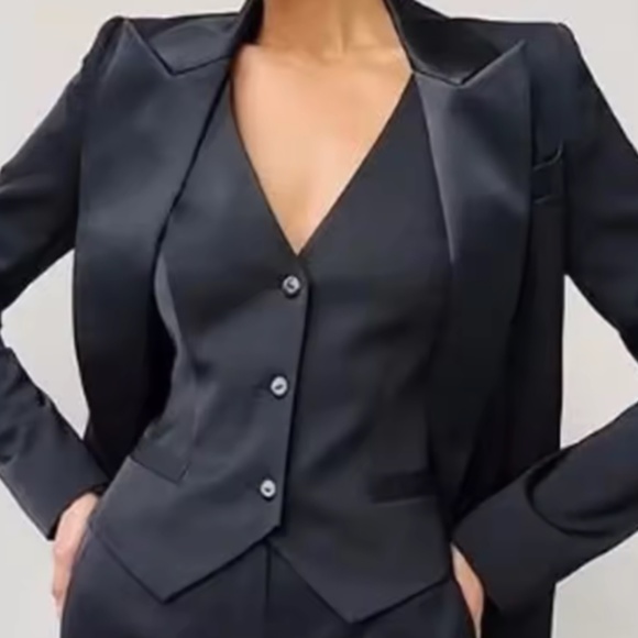 De Longpre Suit Set - Picture 3 of 8